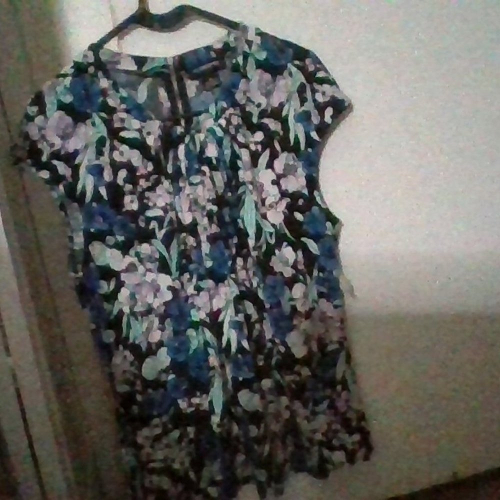 Liz Claiborne blouse blue flower pattern size medium brand new
